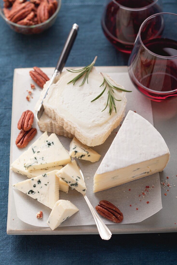 Goat's cheese and blue cheese with pecan nuts, rosemary and red wine