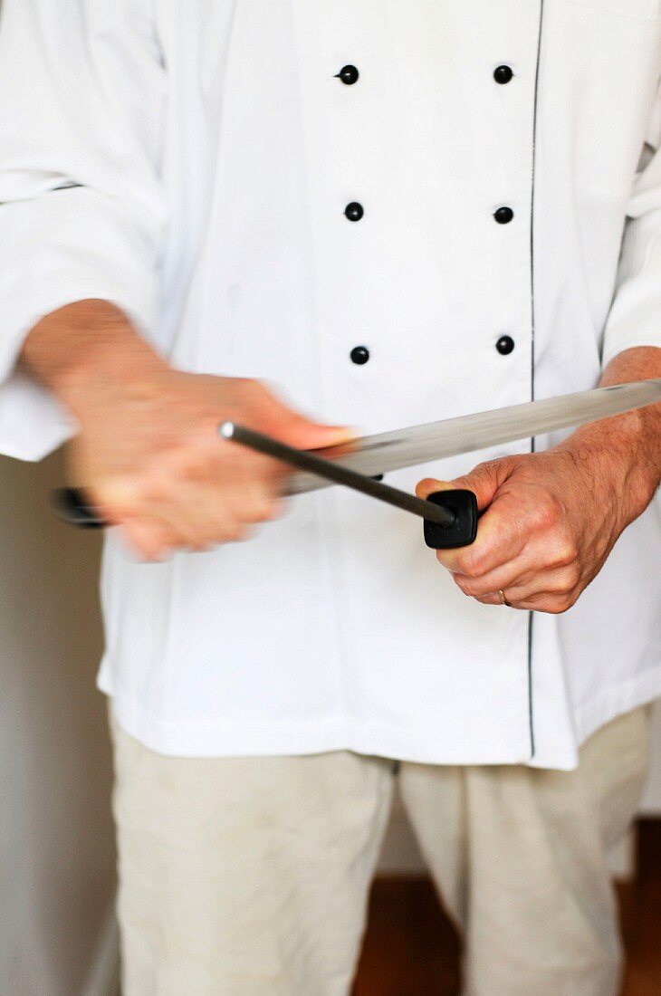 Koch schärft Messer