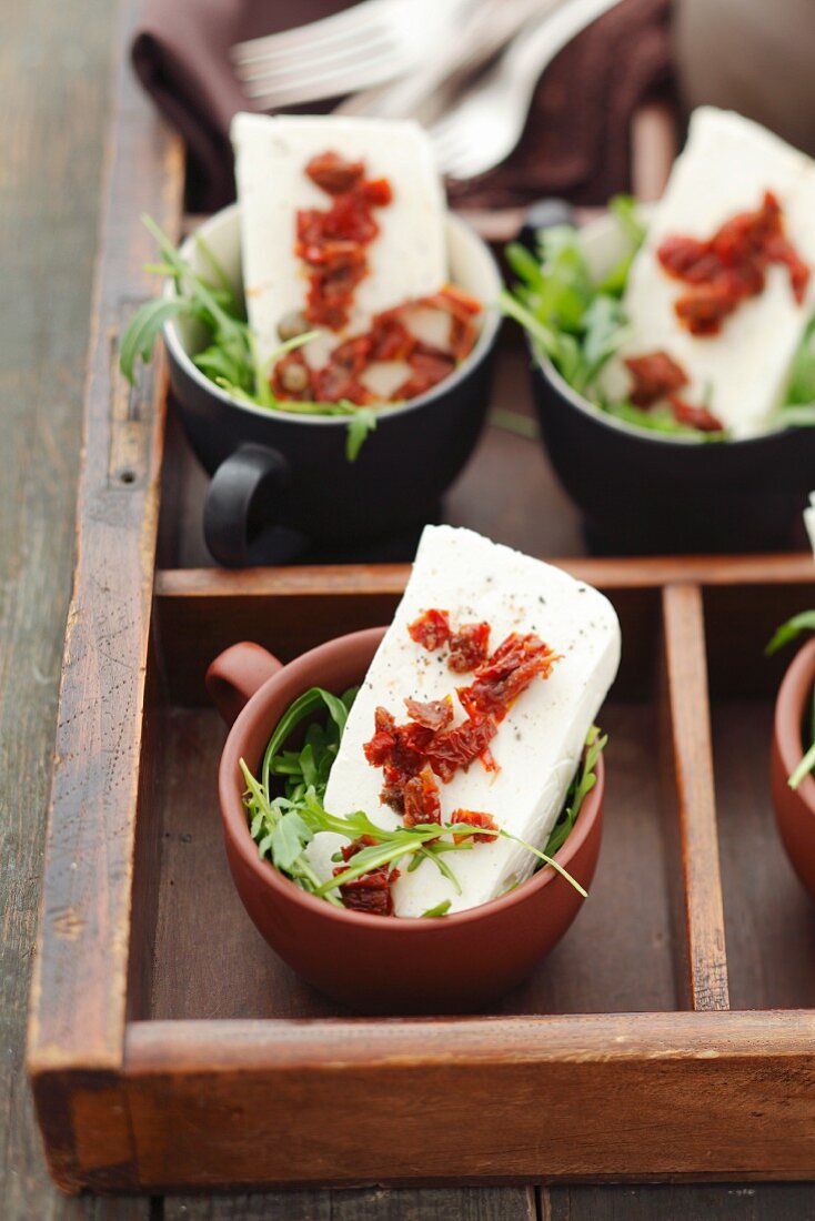 Quarkterrine mit getrockneten Tomaten und Rucola