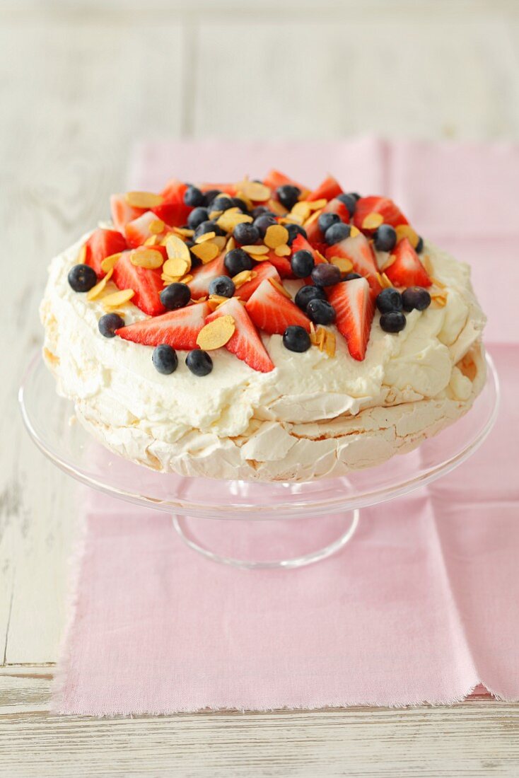 Pavlova mit Erdbeeren und Heidelbeeren