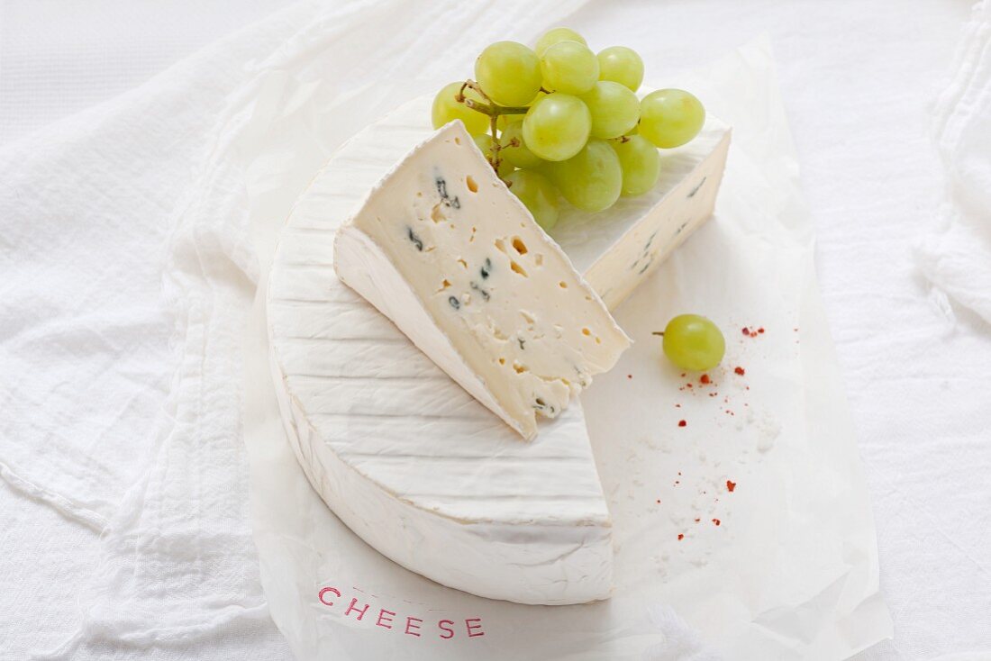 Blue cheese with green grapes