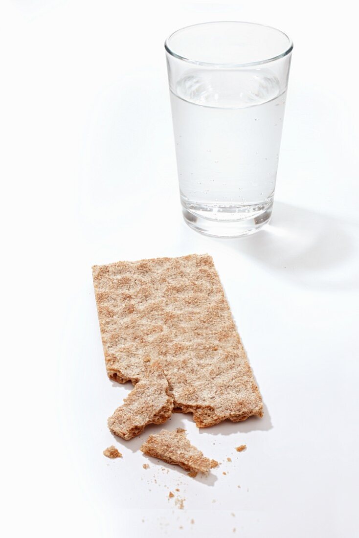 Knäckebrot und ein Glas Wasser