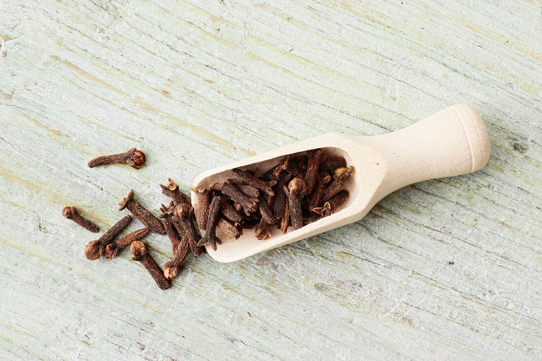 Cloves on a wooden scoop
