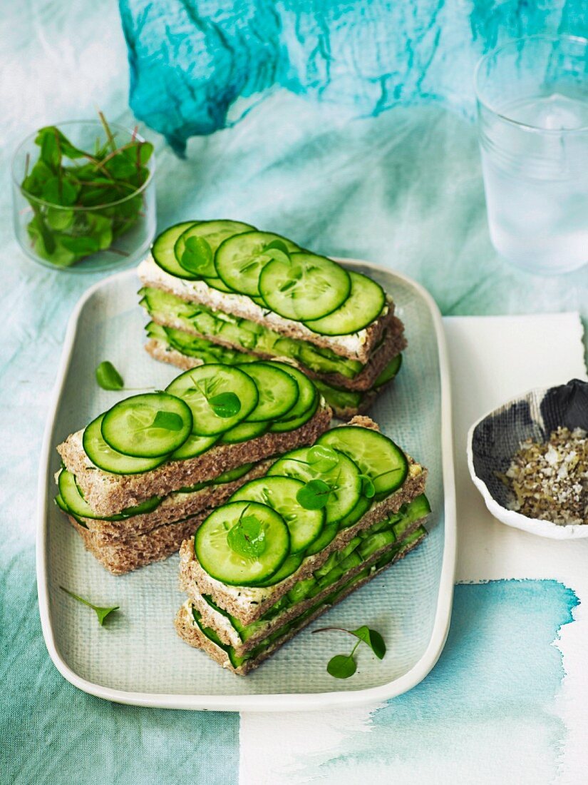 Gurken-Sandwiches mit Dill-Zitronenbutter