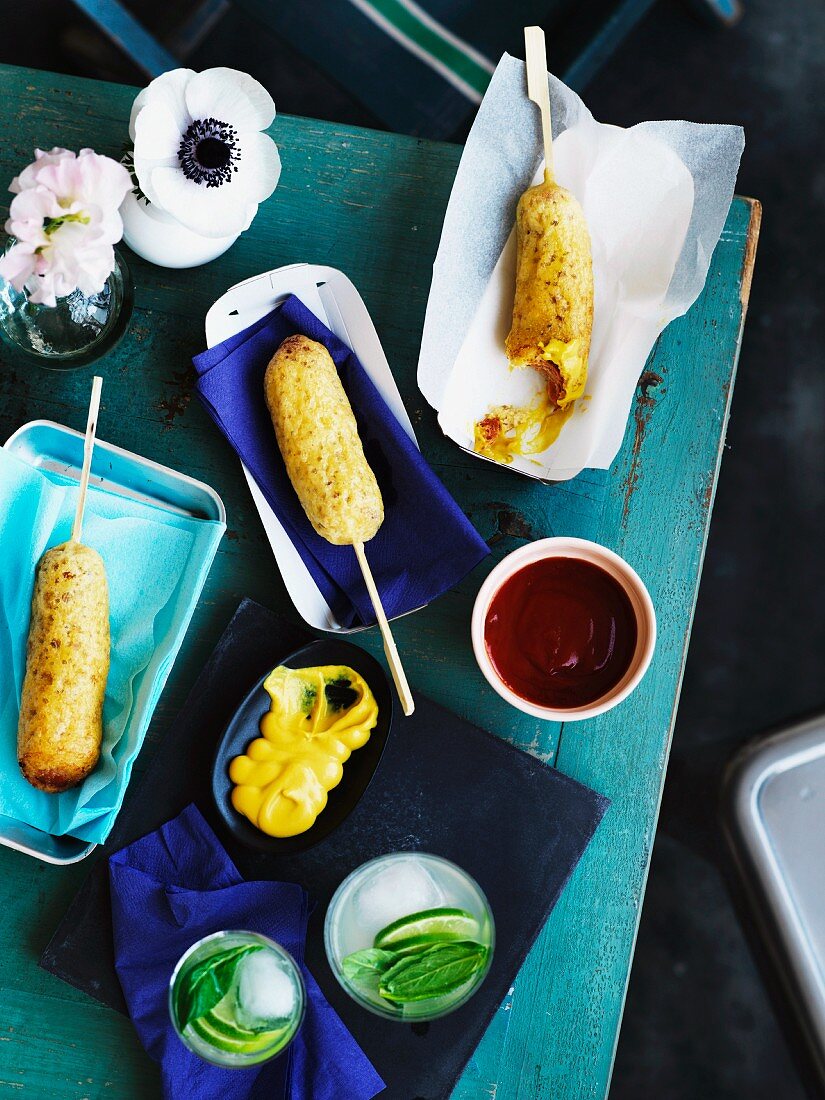 Corndogs (Würstchen im Polentamantel) auf Spiessen