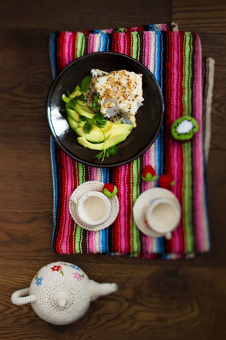 Pochierter Fisch mit Sesam und Avocado