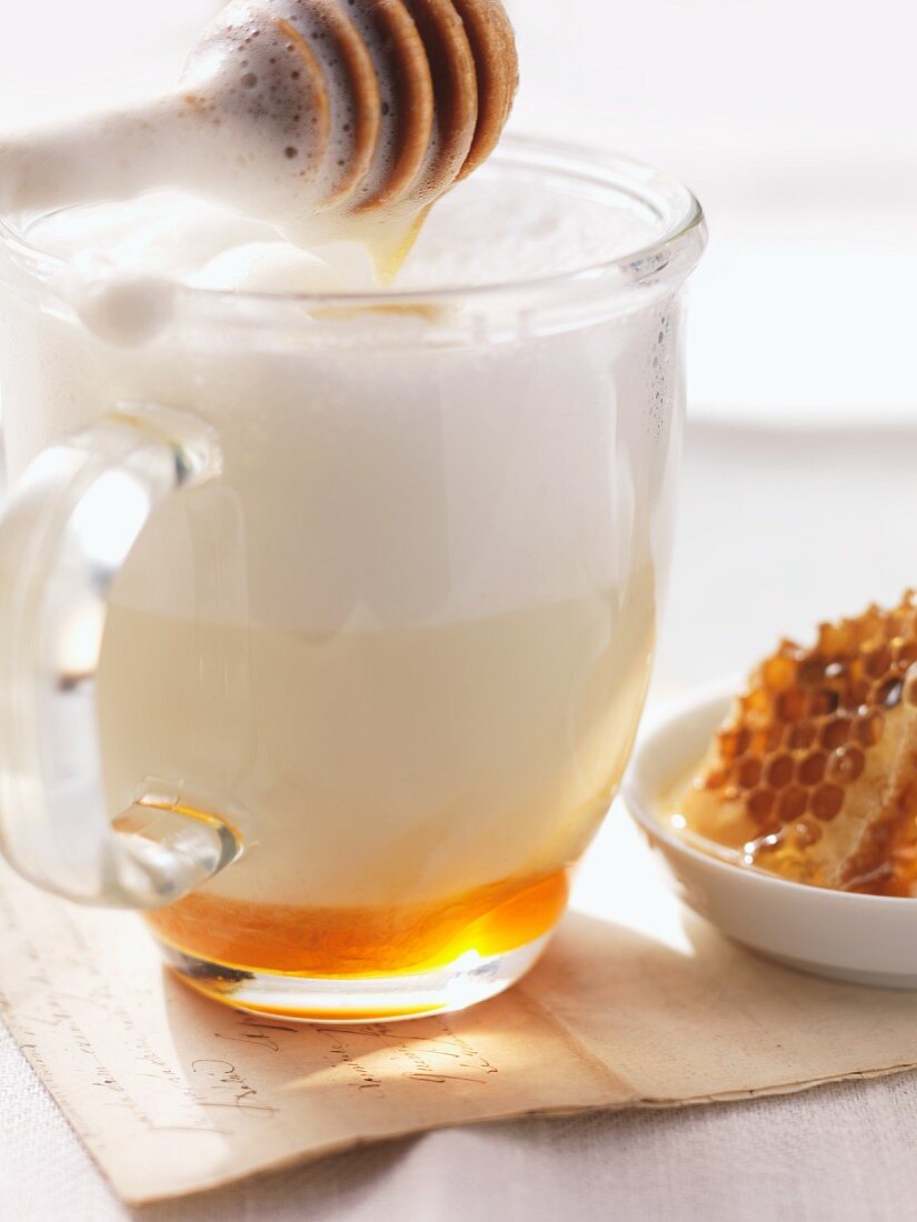 Hot milk with honey – License Images – 11176066 ❘ StockFood