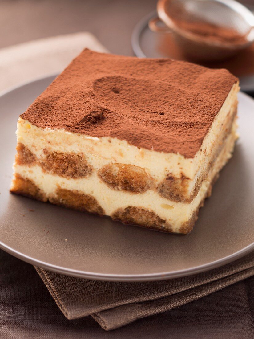 Ein Stück Tiramisu auf Teller