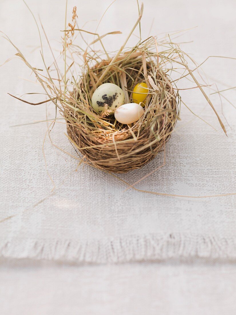 Osternest mit Marzipan- und Zuckereiern