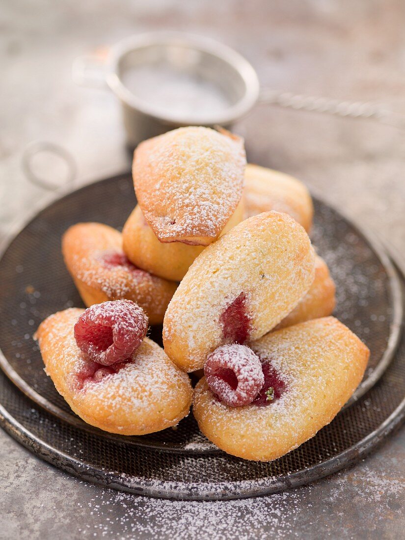 Madeleines mit Himbeeren und Puderzucker