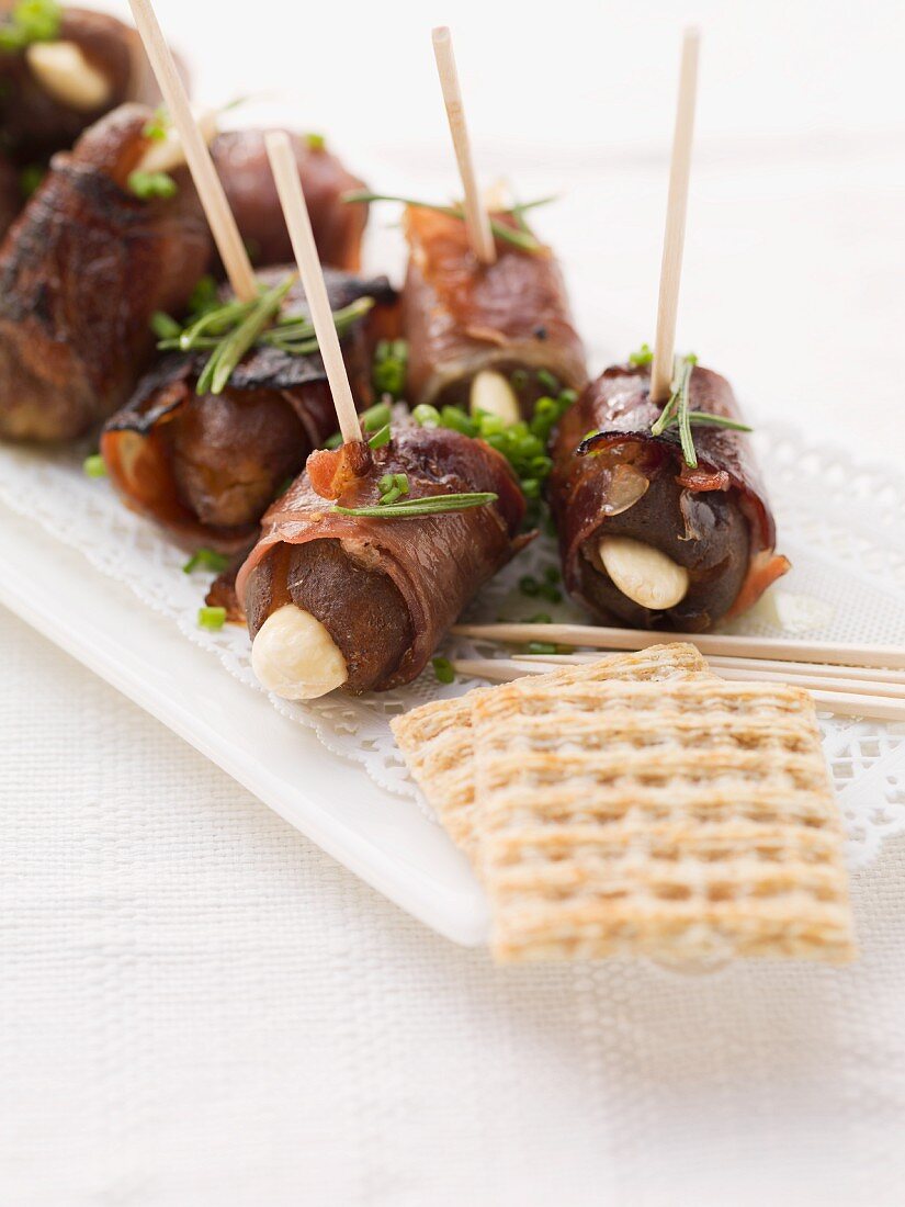 Date skewers with dry-cured ham and almonds