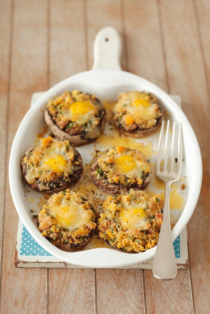 Stuffed mushrooms with bacon, breadcrumbs, parsley and quail's eggs