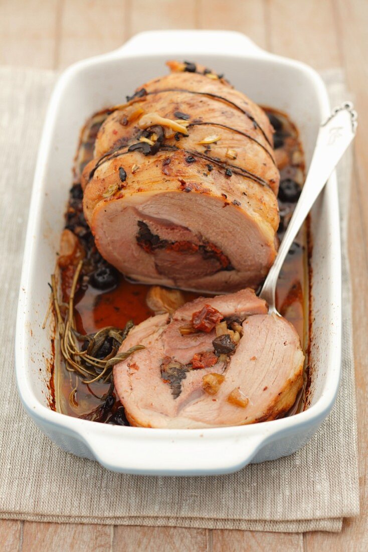 Gefüllter Schweinenacken mit Oliven, getrockneten Tomaten und Sellerie