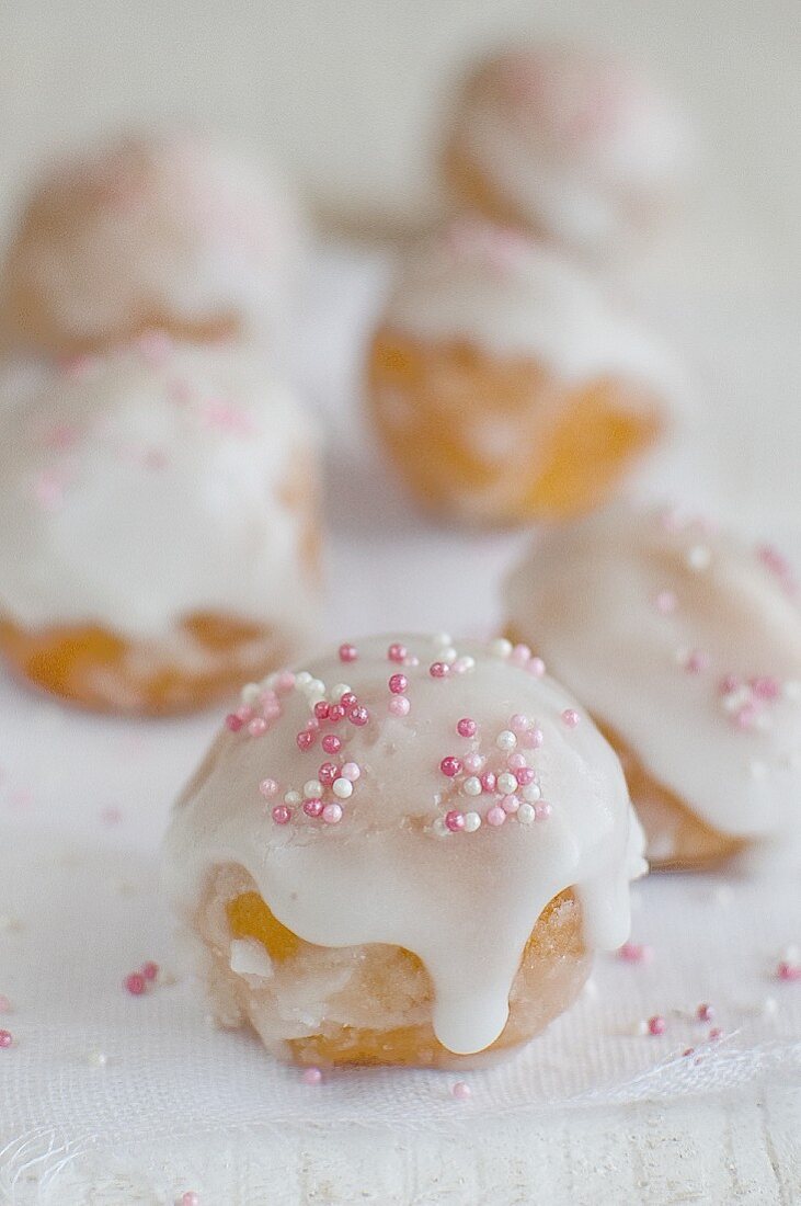 Doughnuts mit Zuckerguss und Zuckerperlen