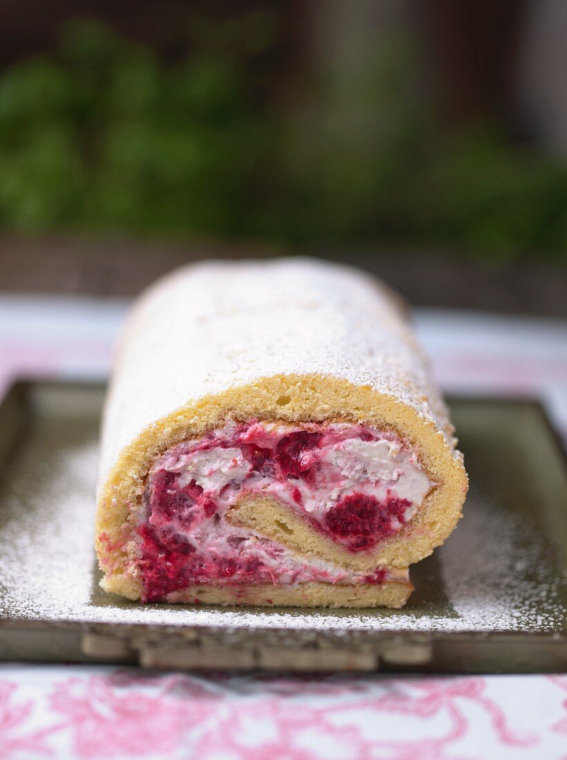 Sponge roll with raspberries