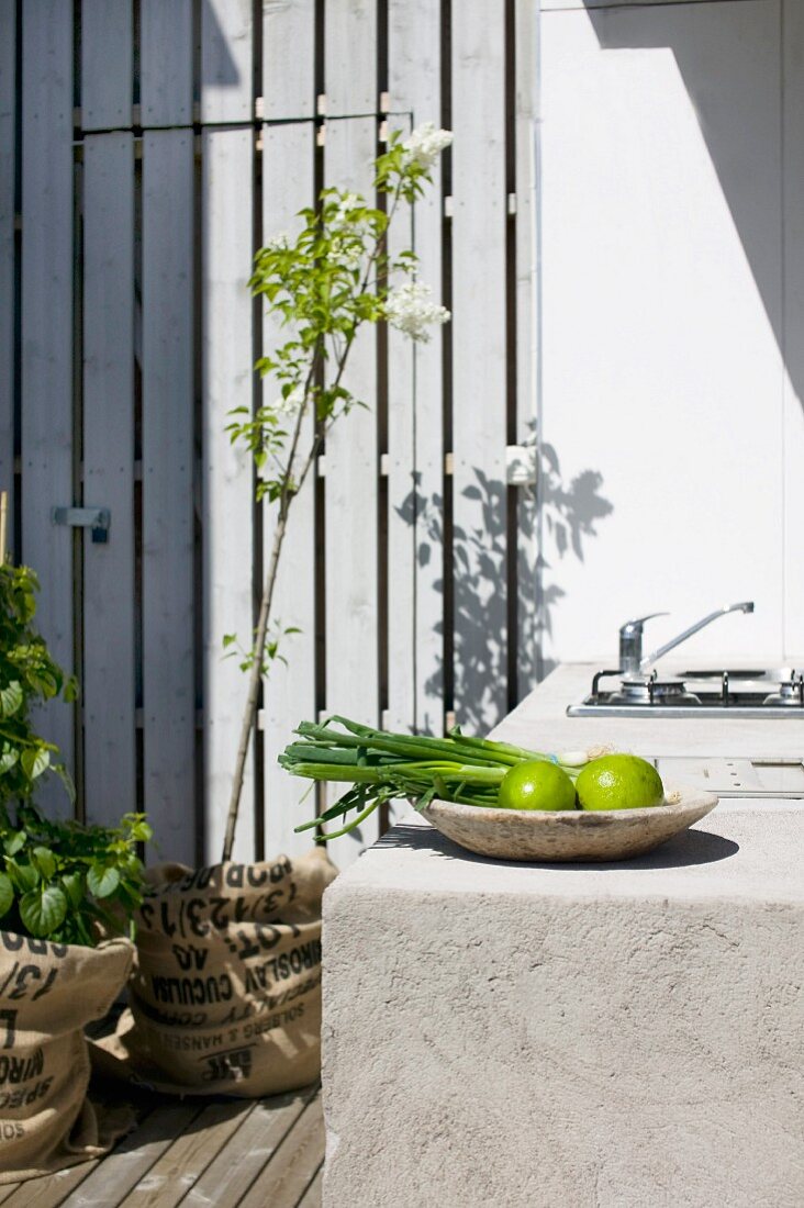 Küchenblock aus Beton auf einer Terrasse