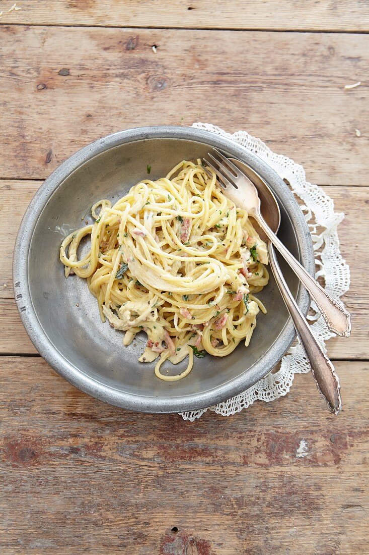 Spaghetti Carbonara mit Hähnchen – Bilder kaufen – 11176794 StockFood
