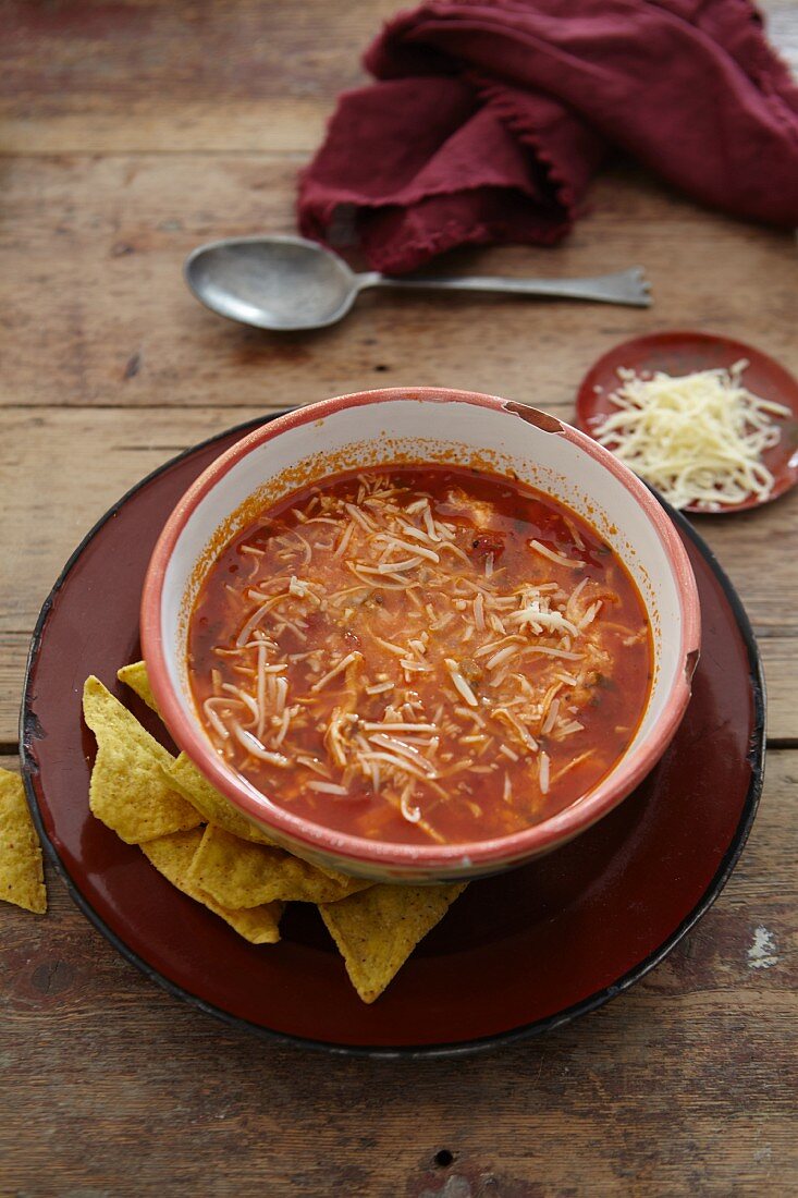 Hühnersuppe mit geriebenem Käse und Tortillachips (Mexiko)