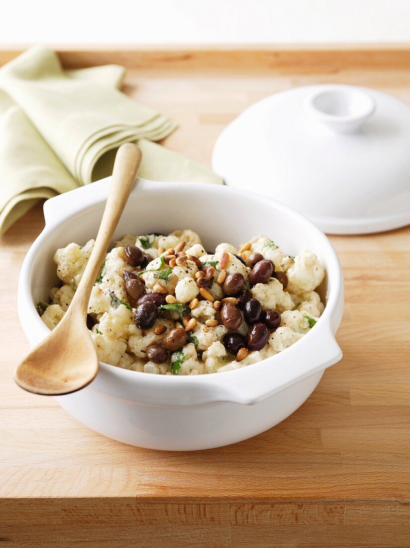 Blumenkohlsalat mit Oliven und Pinienkernen