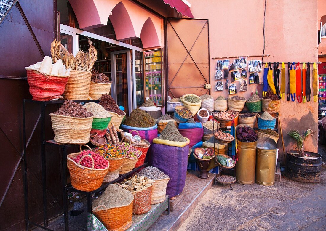 Körbe mit Gewürzen vor einem Laden in Marrakesch, Marokko