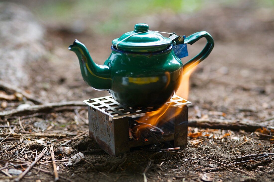 Tee auf einem kleinen Metallofen kochen