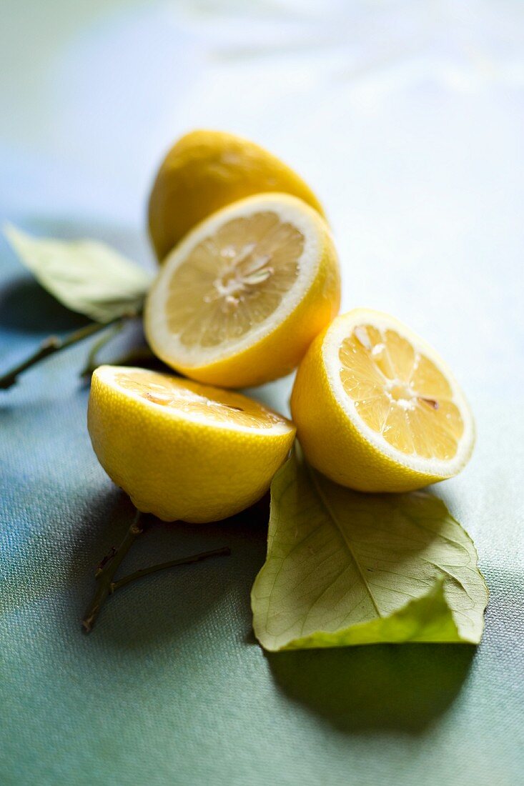 Einige Zitronenhälften mit Blättern