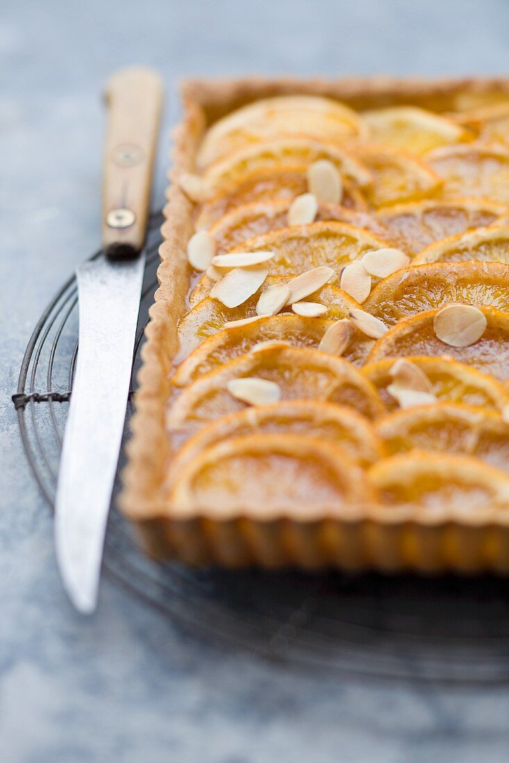 Orangentarte mit Mandelblättchen