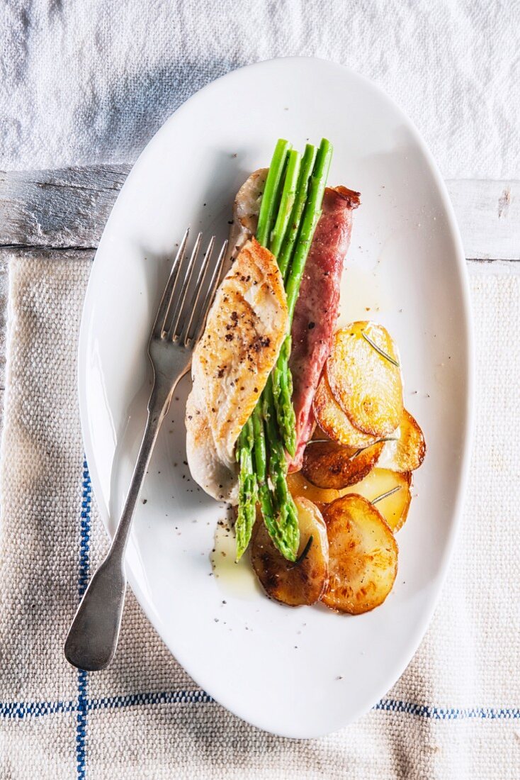 Stuffed chicken breast with duck and asparagus