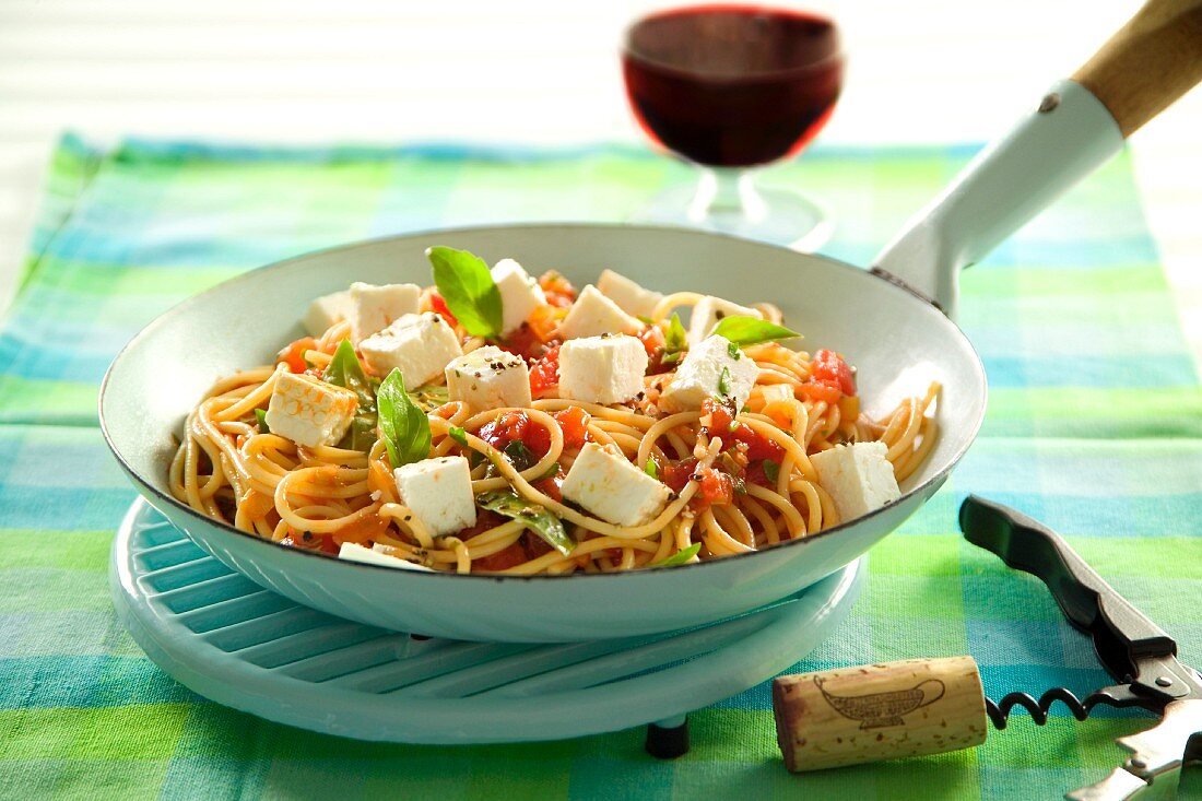 Spaghetti with feta, tomatoes and basil