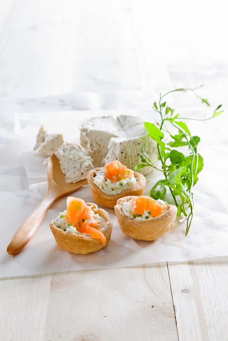 Mini quiches with cream cheese and smoked salmon