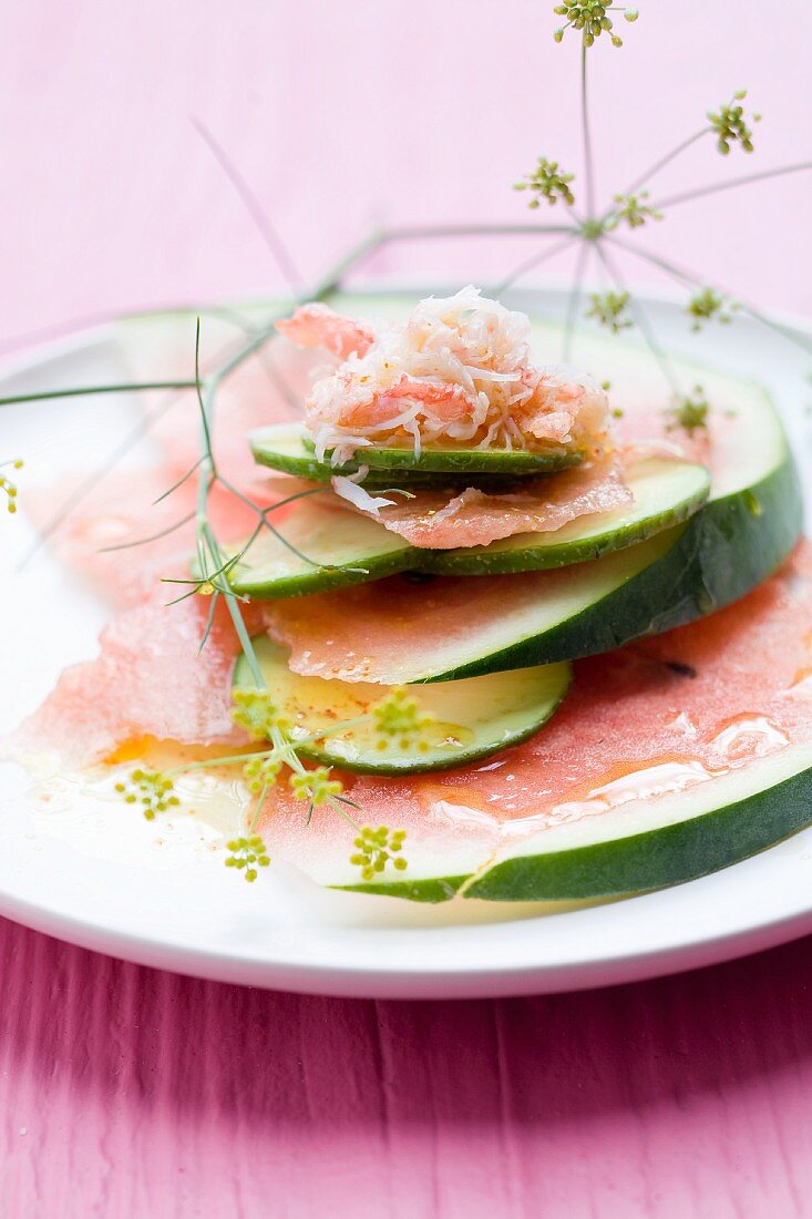 Wassermelonensalat mit Krebs, Avocado und Fenchelblüten