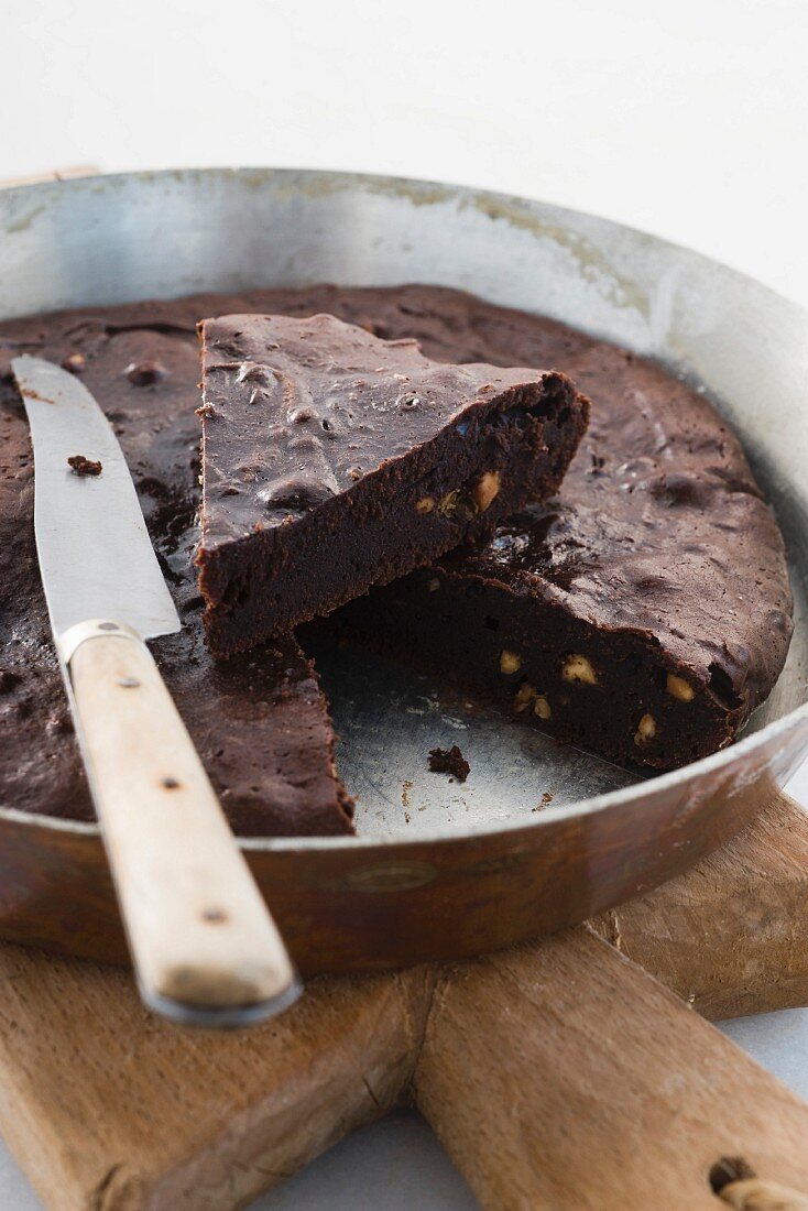 Schokoladen-Erdnussbutter-Kuchen, angeschnitten