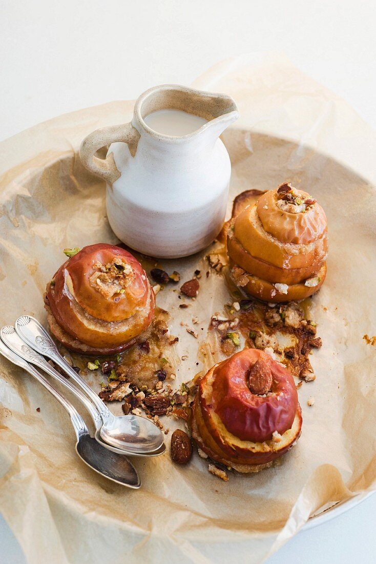 Baked apples with raisins