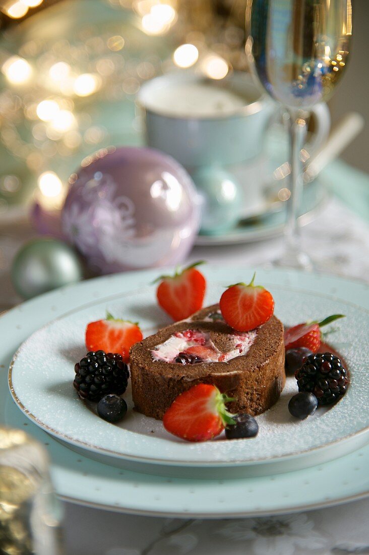 Schokoladenroulade mit Beeren zu Weihnachten