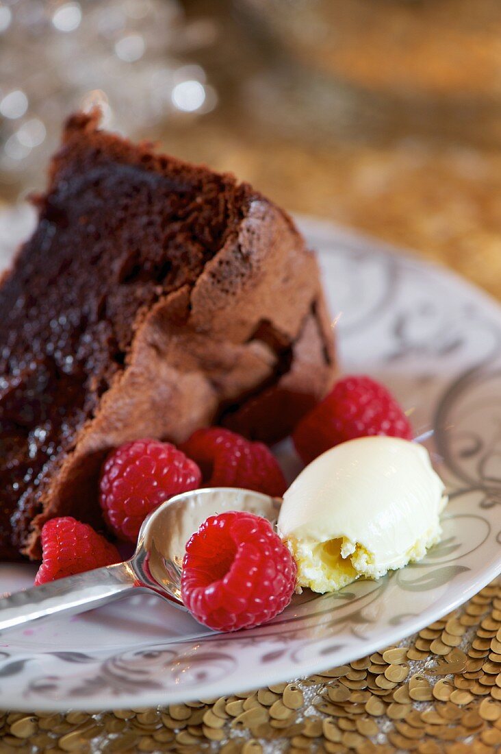Ein Stück Schokoladenkuchen mit Himbeeren