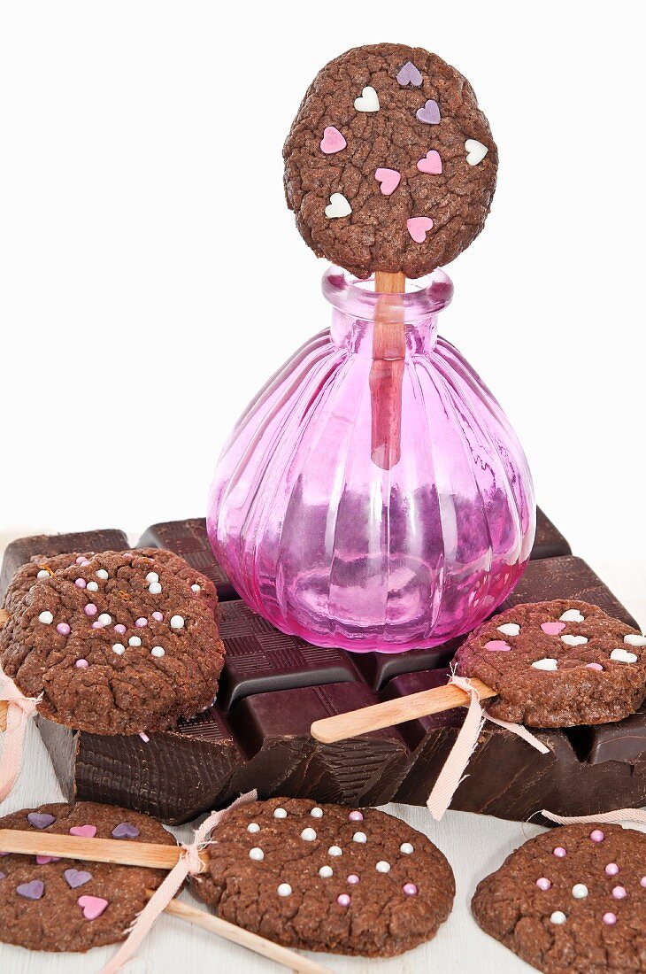 Biscuit lollipops with sugar hearts