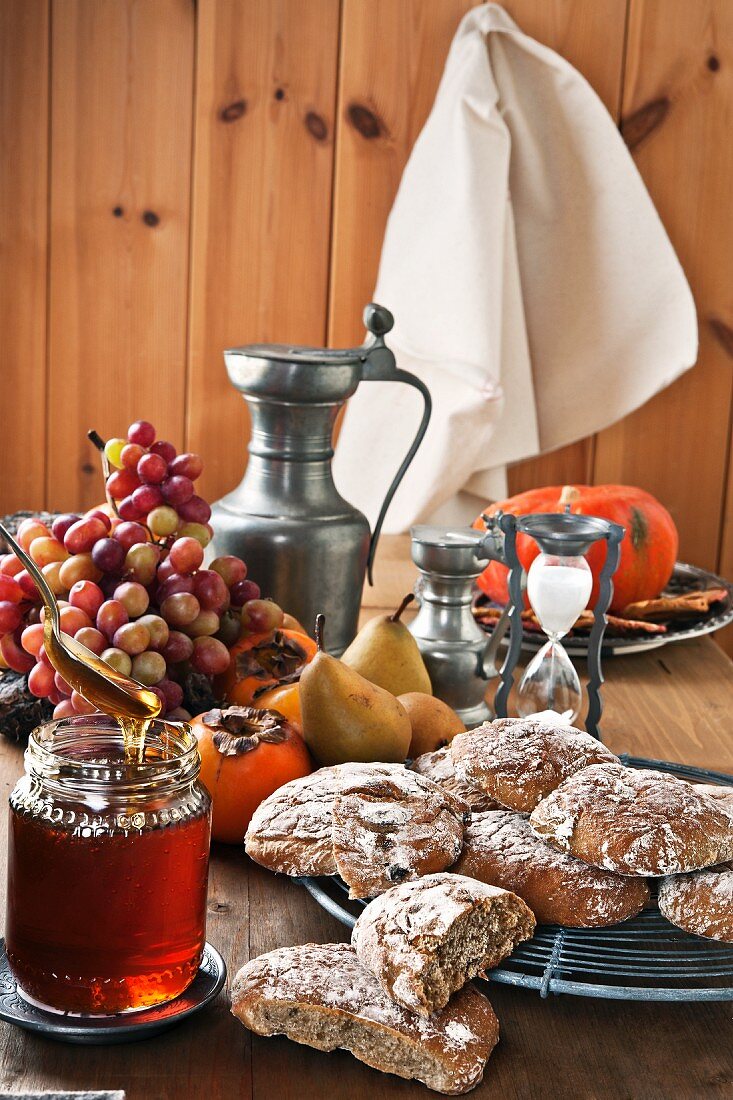 Vinschger Paarl (paired rolls of rye-wheat sour dough) from the South Tirol, with sultanas, grapes and honey