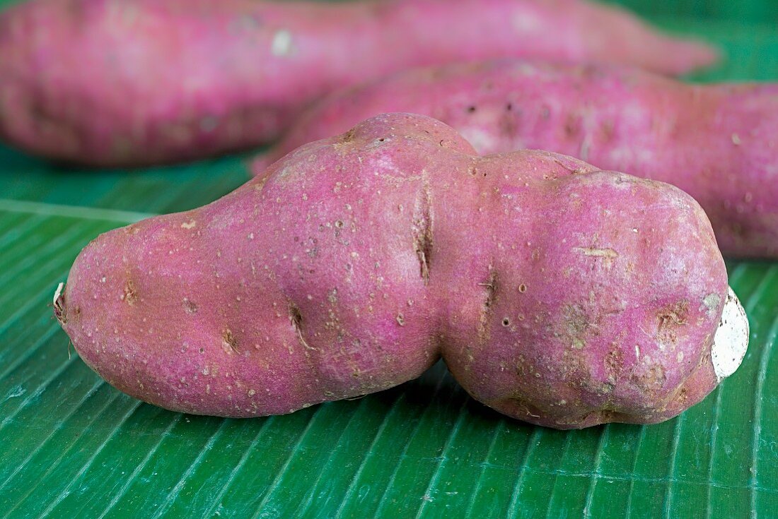 Purple sweet potatoes (close-up)
