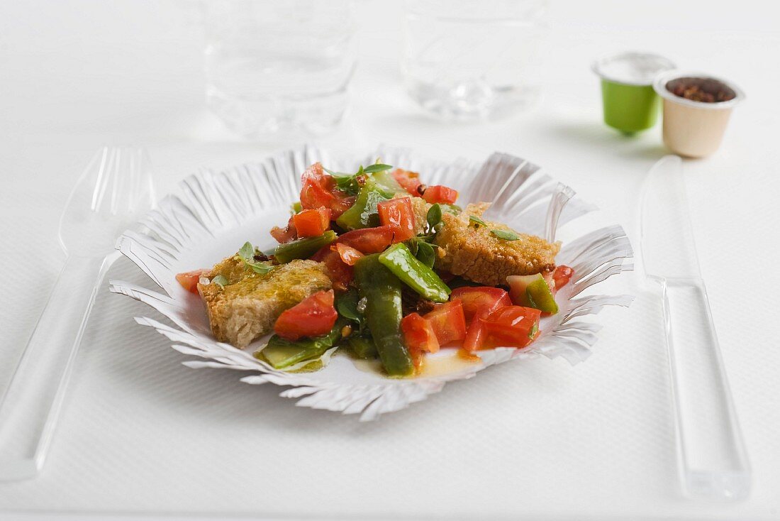 Brotsalat mit Zuckerschoten, grünen Bohnen und Tomaten