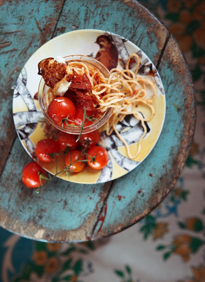 Spaghetti mit rotem Pesto und gegrilltem Ziegenkäse