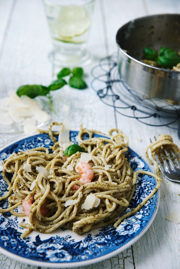 Spaghetti mit grünem Pesto, Garnelen, Parmesan und Basilikumblätter