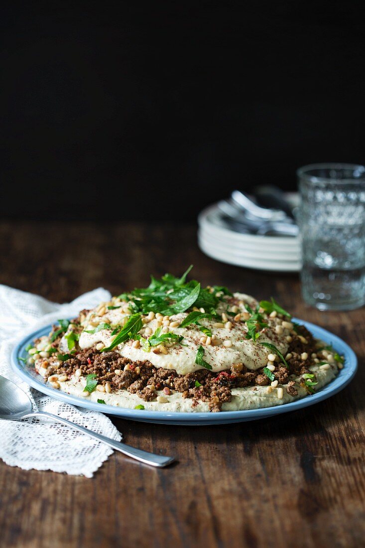 Schichtspeise mit Auberginenpüree, Kichererbsenpüree und Lammfleisch