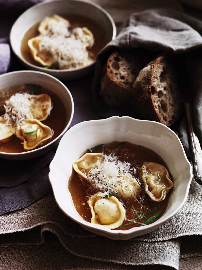 Tortellini in Hühnerbrühe