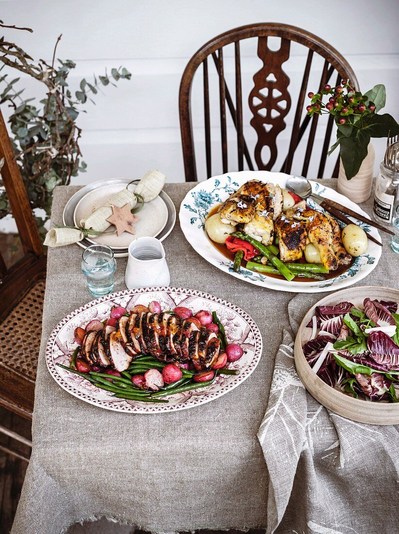 Weihnachtsmenue mit glaziertem Schinken, Grillhähnchen & Salat