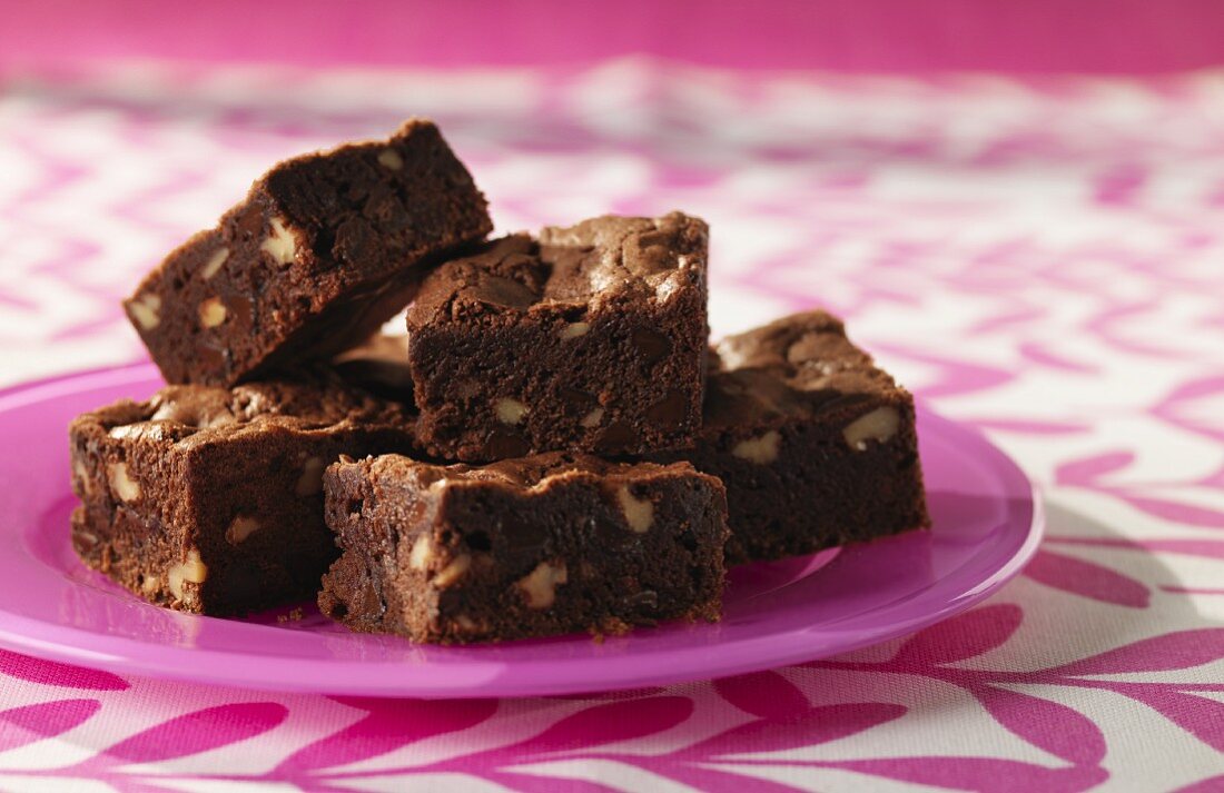 Brownies auf pinkfarbenem Teller