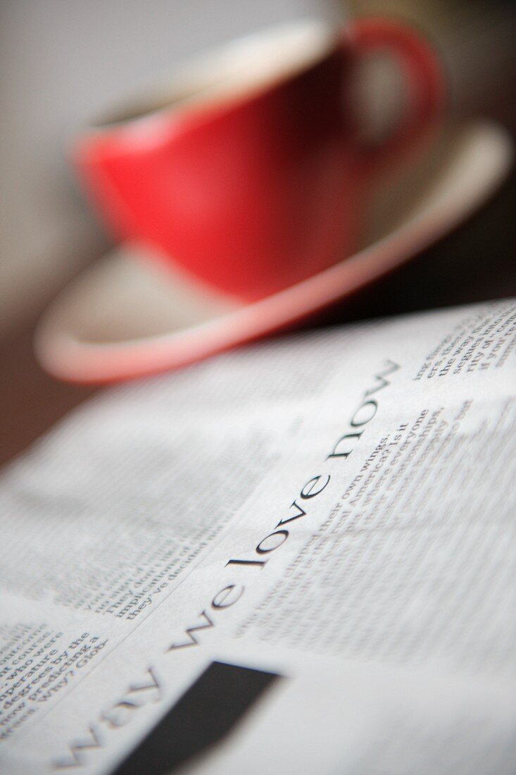 Tageszeitung neben einer Tasse Kaffee