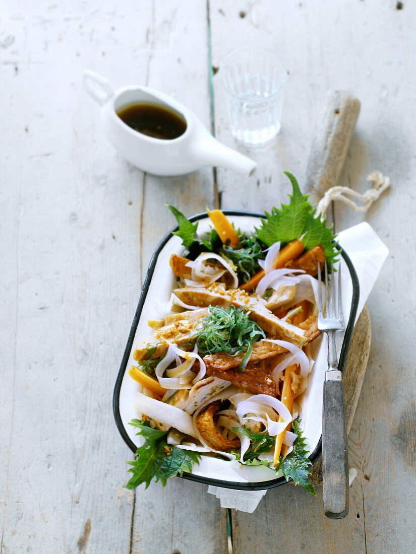 Rettichsalat mit Fenchel-Tempura, Shiso und Sojasauce