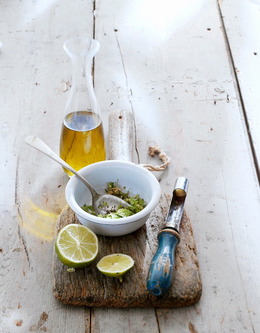 Salatdressing mit Kräutern, Limette und Olivenöl