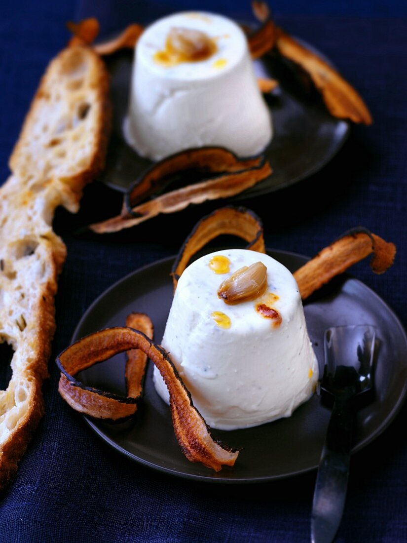 Spicy panna cotta with roasted garlic and fried black salsify