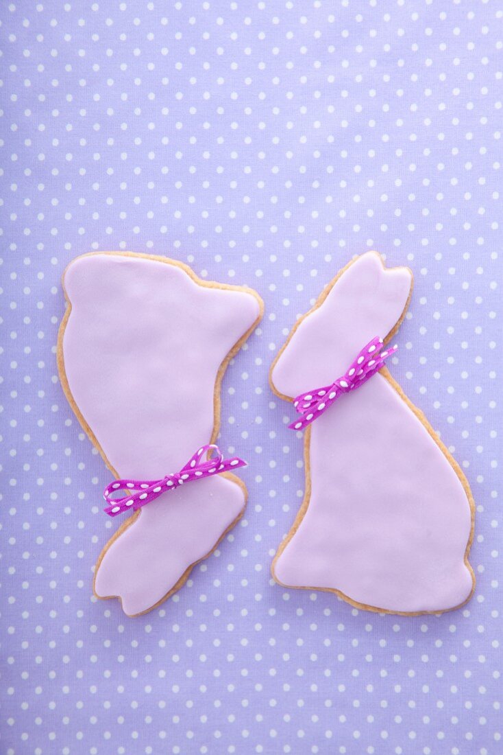 Shortbread Easter bunnies with sugar glaze